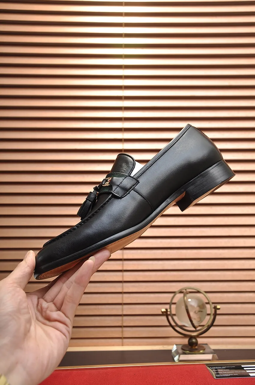 Men's shoes💰500💶Italy's top luxury men's shoe giant (GUCCI) (Gucci) (full cowhide lining) new arrival🍃Original European style🔰 Pleasant to the eye😍In order to make the shoes more durable and non-deformable🌀The production continues to follow traditional methods but there is still no lack of innovation💪Choose original sheepskin for the leather♻️ Smooth and natural And extra bright ⭐Made of imported cowhide, the first choice of rich people 38-45 (45 customized)